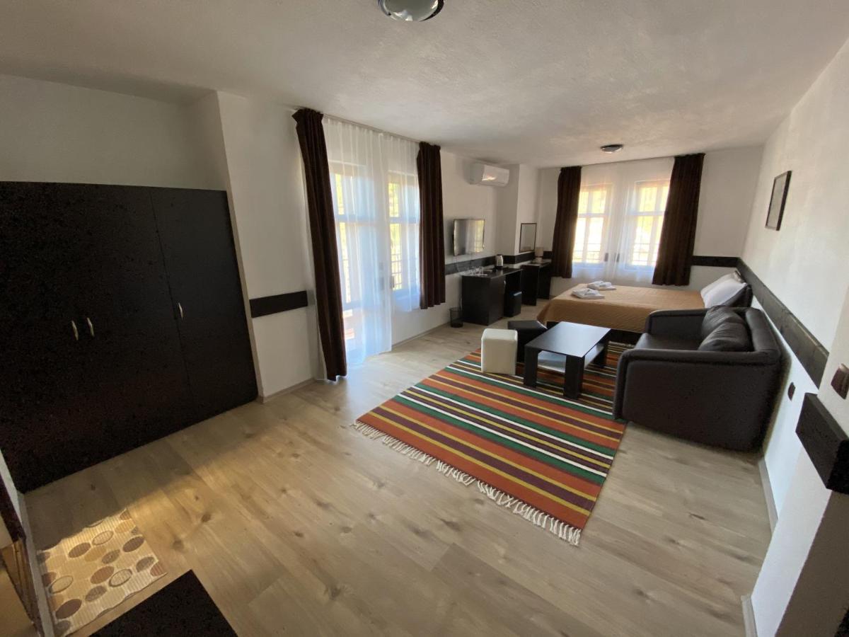 Апартхотел "Старият Град" В Етнографски Комплекс Zlatograd Esterno foto